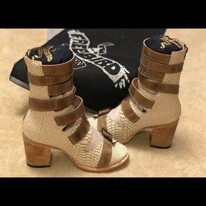 Freebird By Steven Bond White Snake Sz 7 Sandals